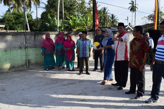 Bupati Irfendi bersama Ny. Monalisa Irfendi Arbi melakukan servis pertama 